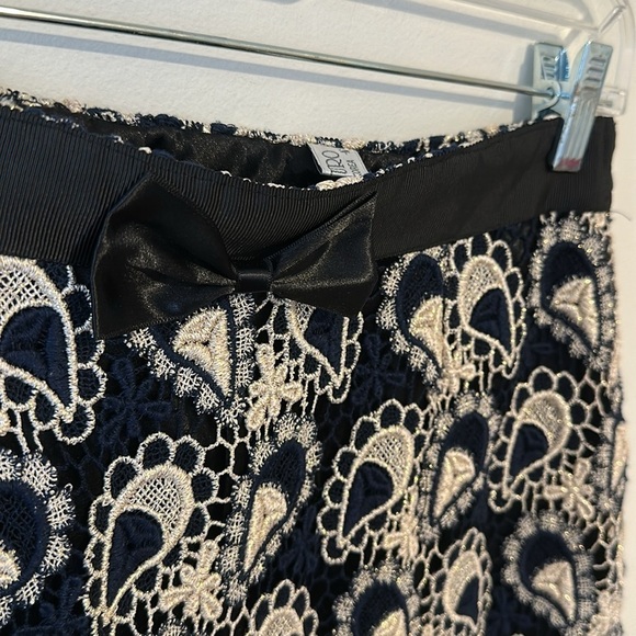 Jayuro Elegant Navy and Cream Lace Skirt Made in Korea - Picture 2 of 5